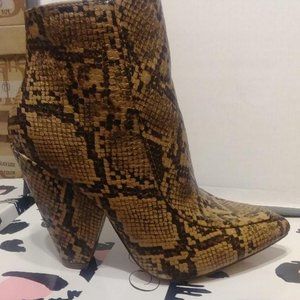 Mata Shoes  Vibe-1 booties!  Snake print 4" heel new! size 5.5